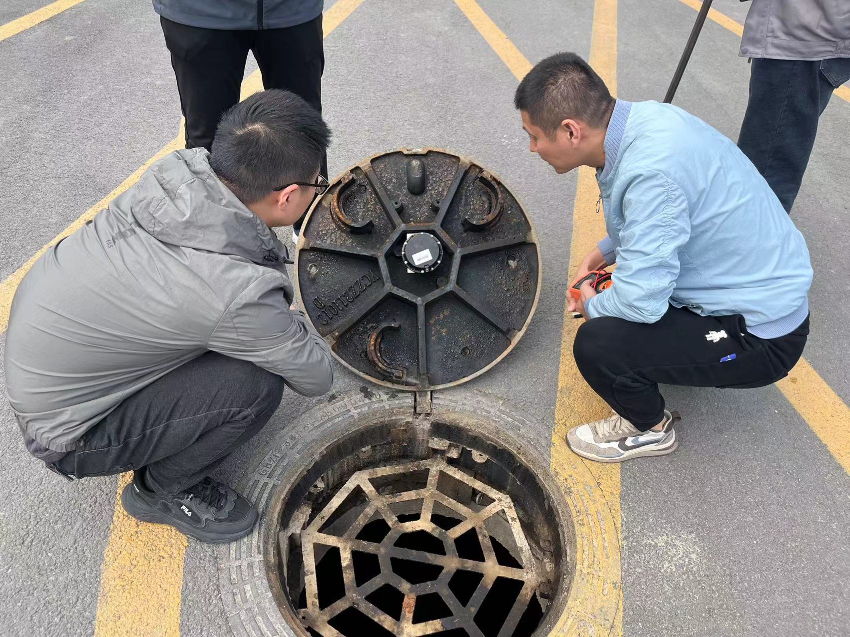 雙洎能源洛陽有限公司技術(shù)團隊赴現(xiàn)場保障智能井蓋用一次性鋰電池性能穩(wěn)定
